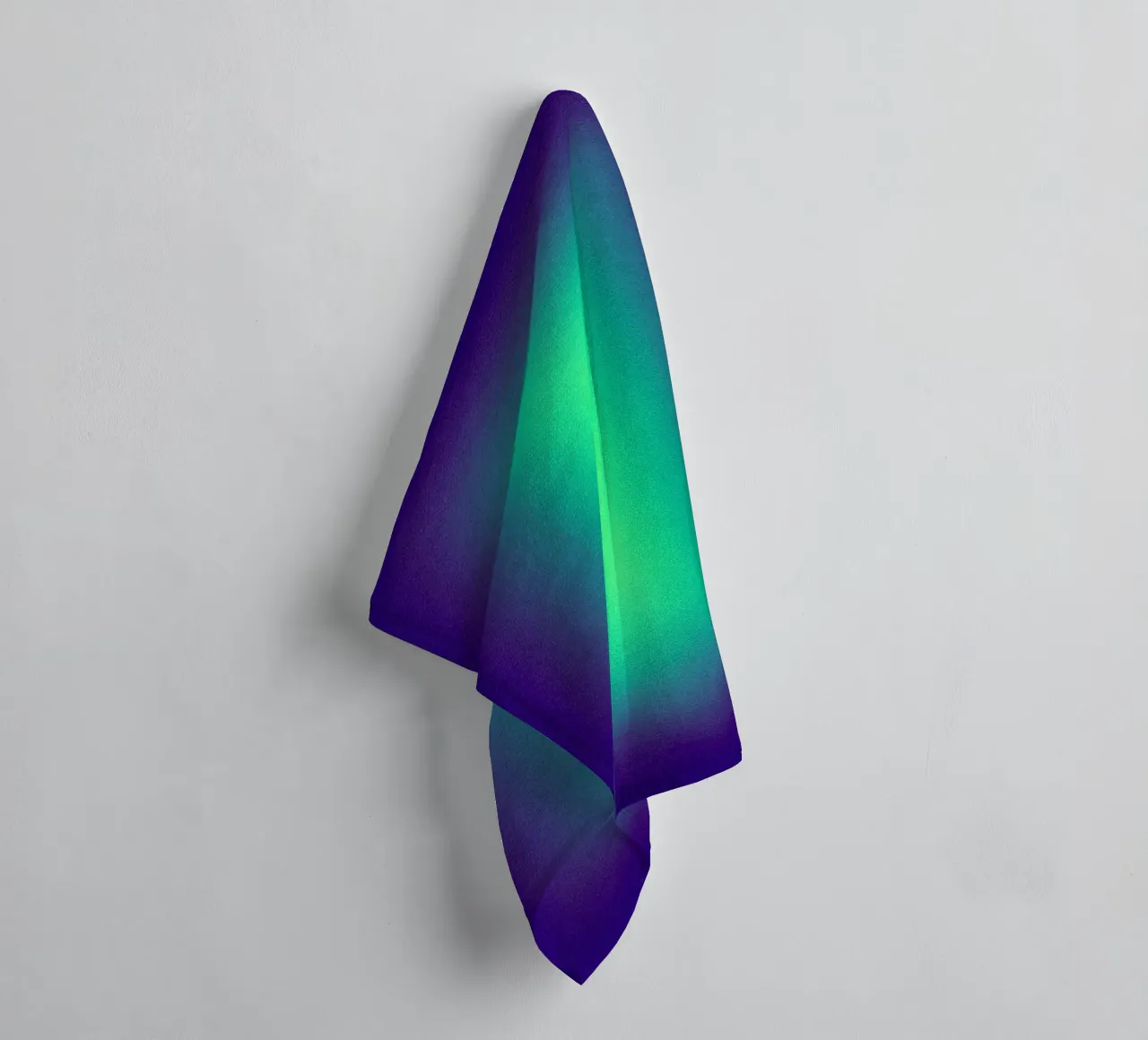 Neon Glow Art - Centro verde in un campo di colore viola asciugamano da bagno da SMPLE