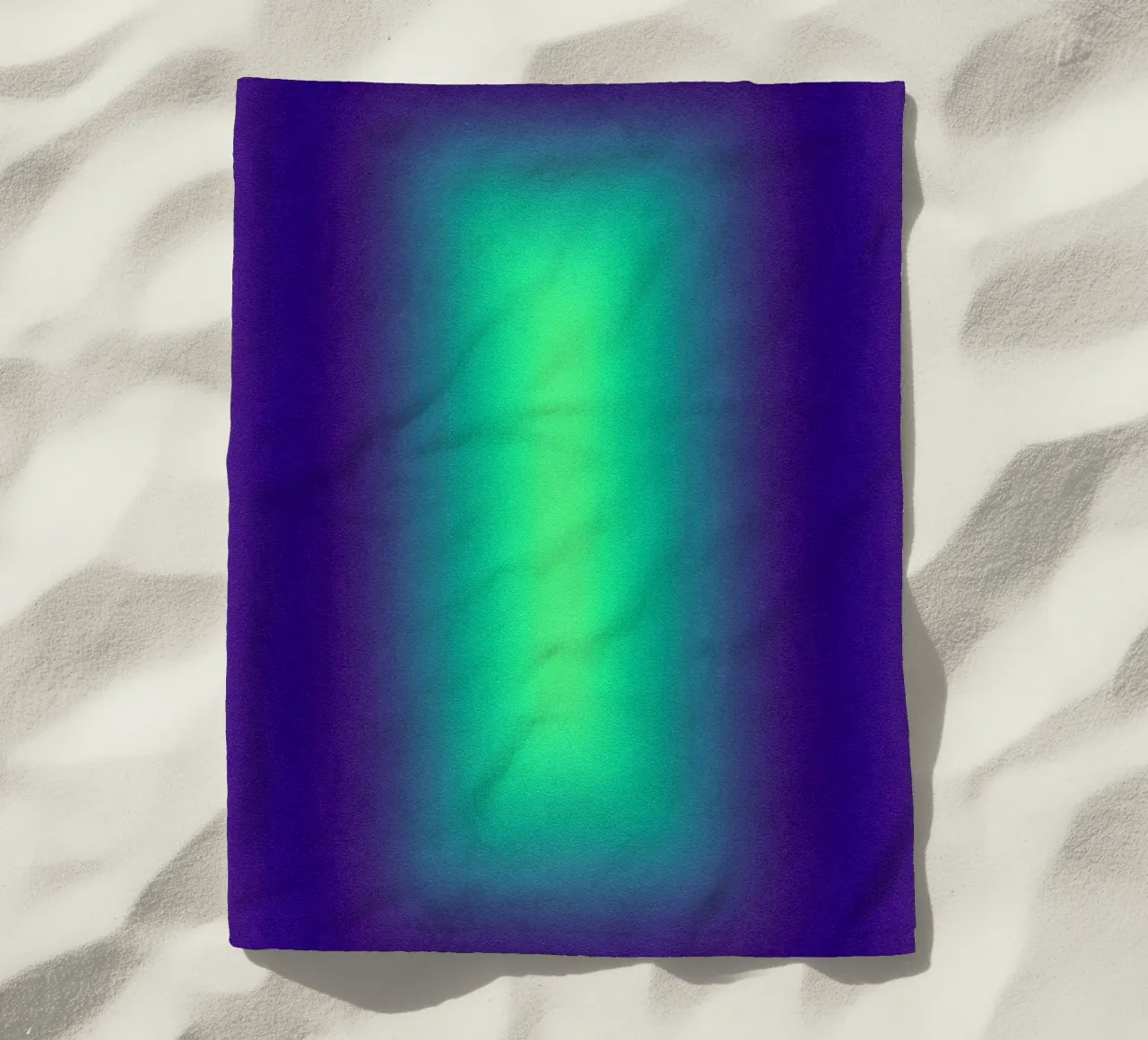 Neon Glow Art - Centro verde in un campo di colore viola telo mare da SMPLE