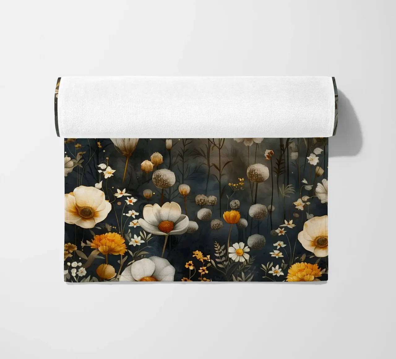 Un prato magico pieno di fiori telo mare da Justyna Jaszke JBJart