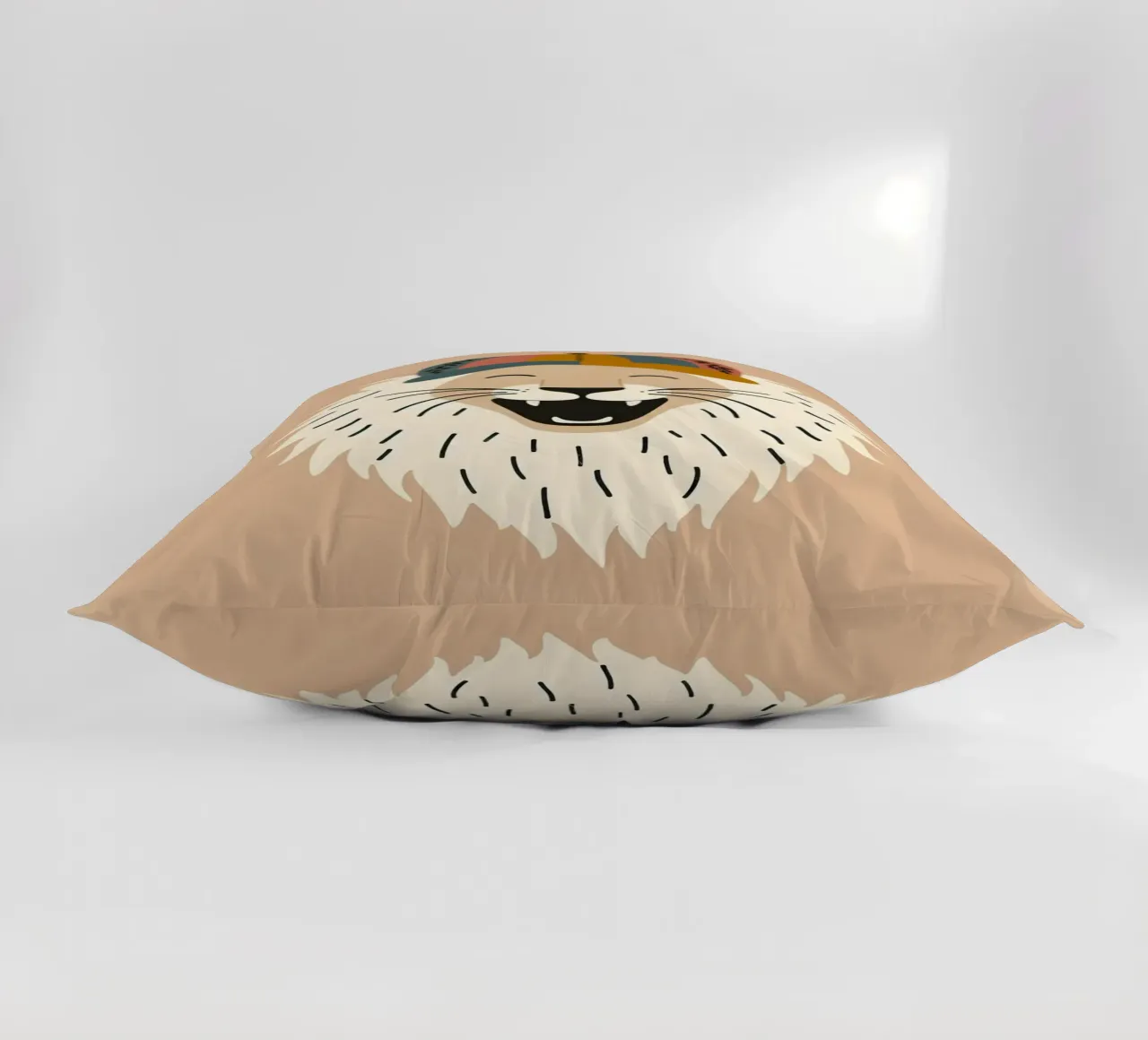 Leone boho felice con cappello cuscino da KANESYAARTS