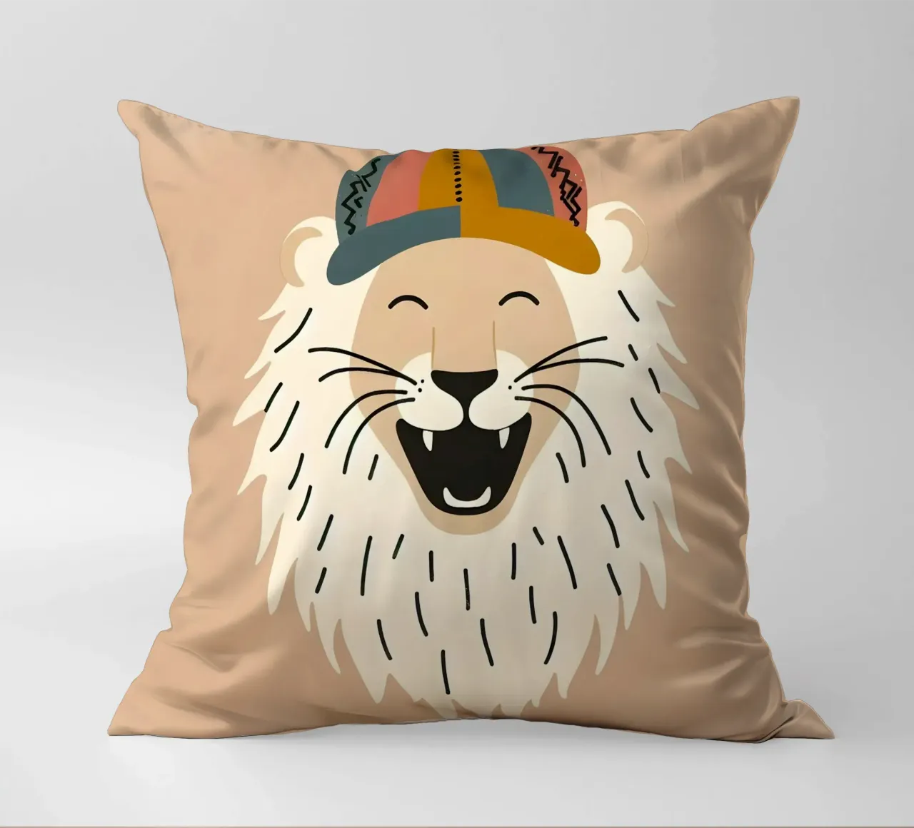 Leone boho felice con cappello cuscino da KANESYAARTS