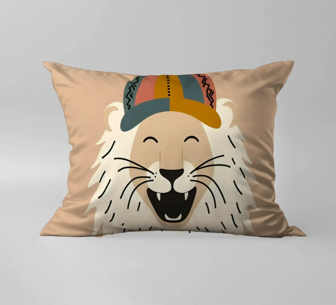 Leone boho felice con cappello cuscino da KANESYAARTS