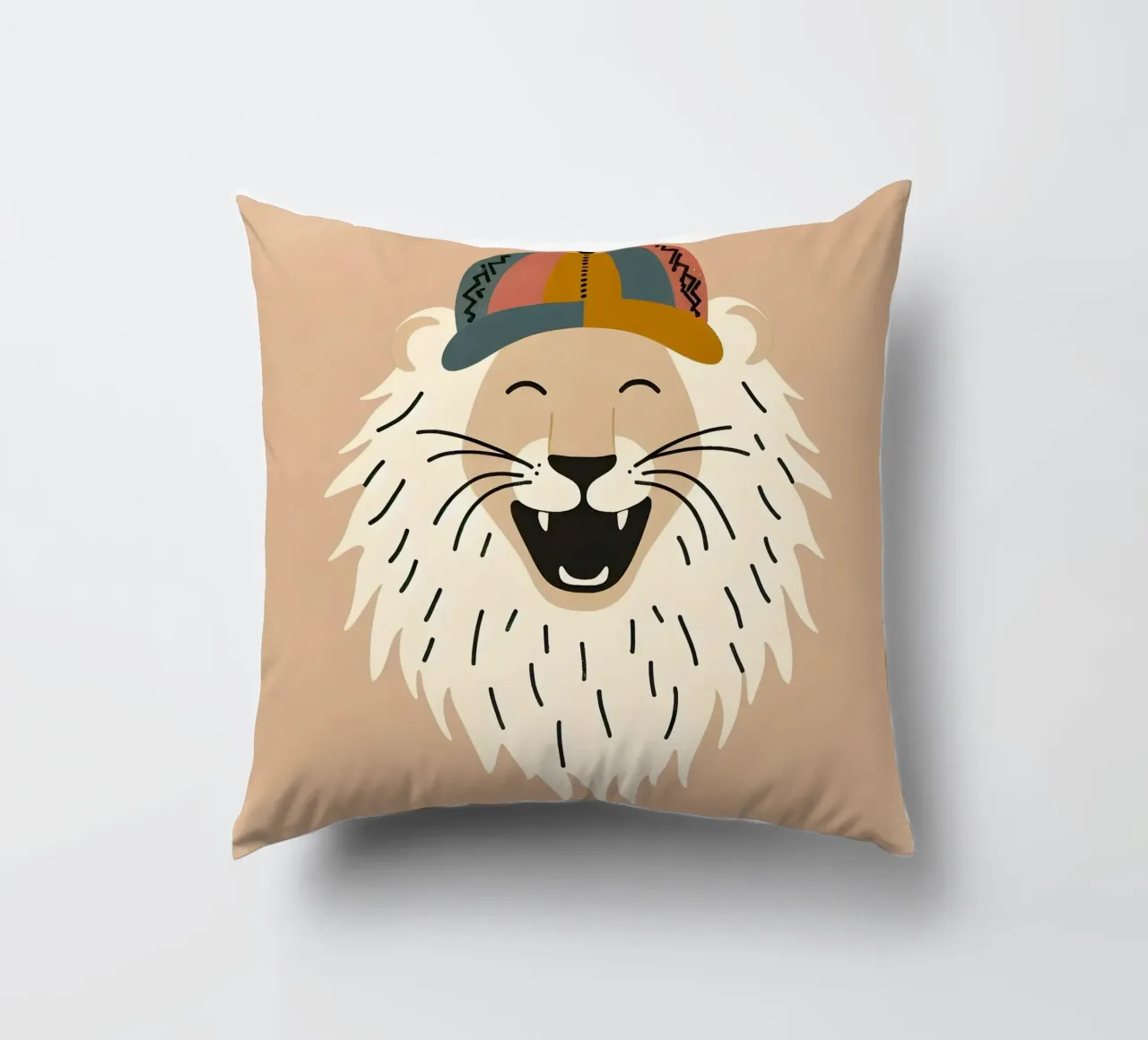 Leone boho felice con cappello cuscino da KANESYAARTS