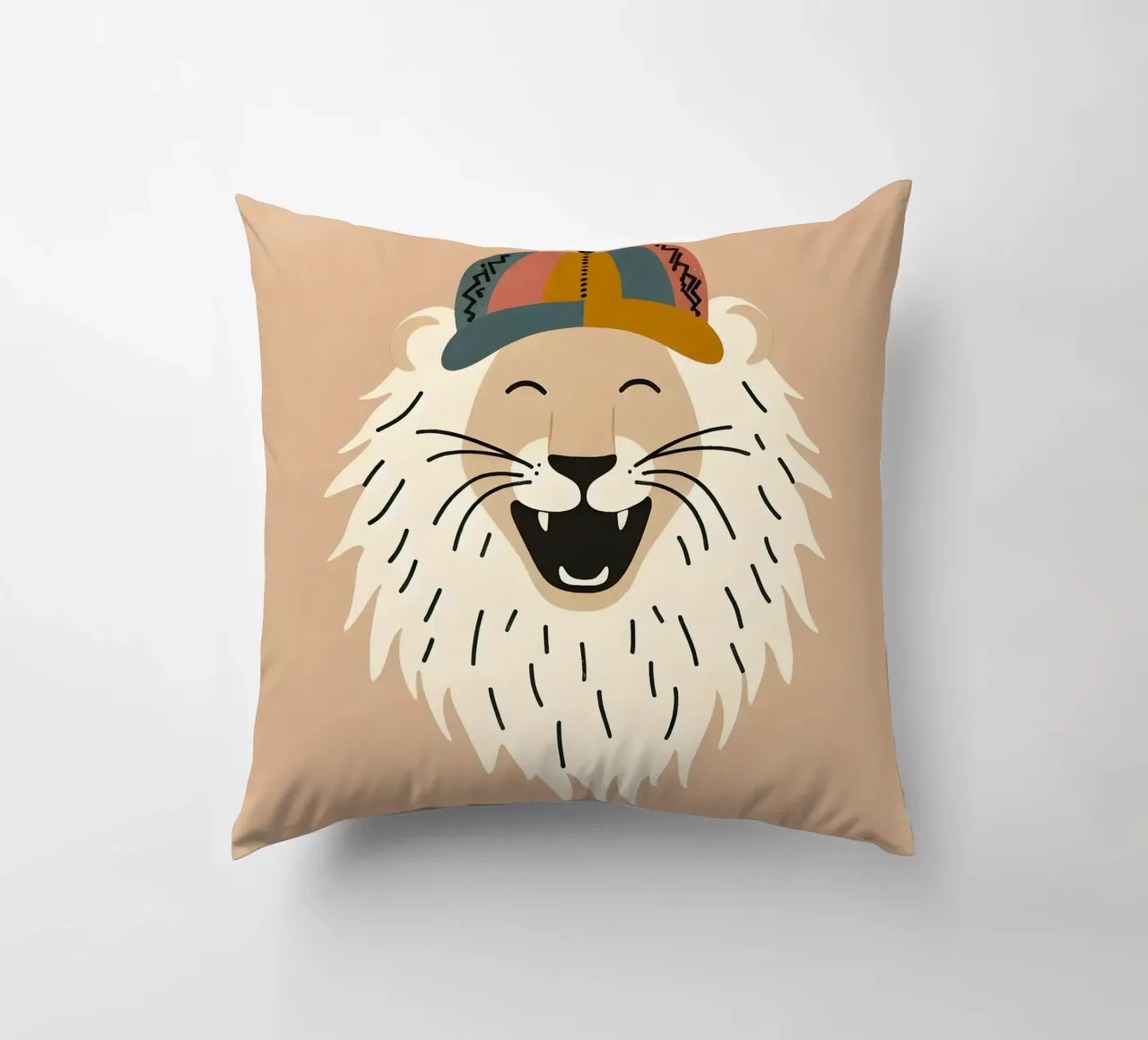 Leone boho felice con cappello cuscino da KANESYAARTS