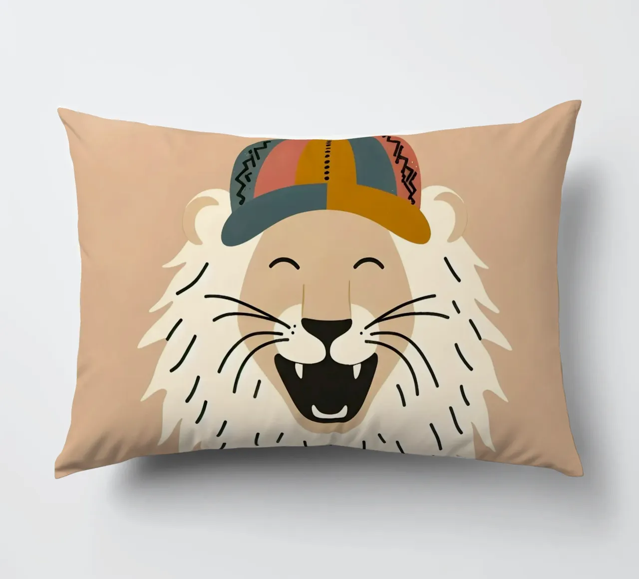 Leone boho felice con cappello cuscino da KANESYAARTS