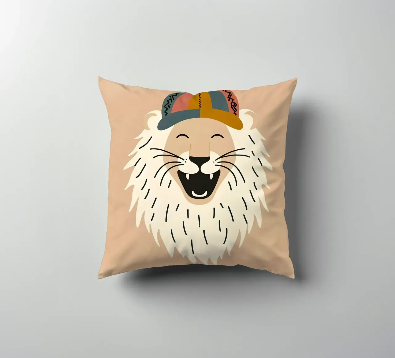 Leone boho felice con cappello cuscino da KANESYAARTS