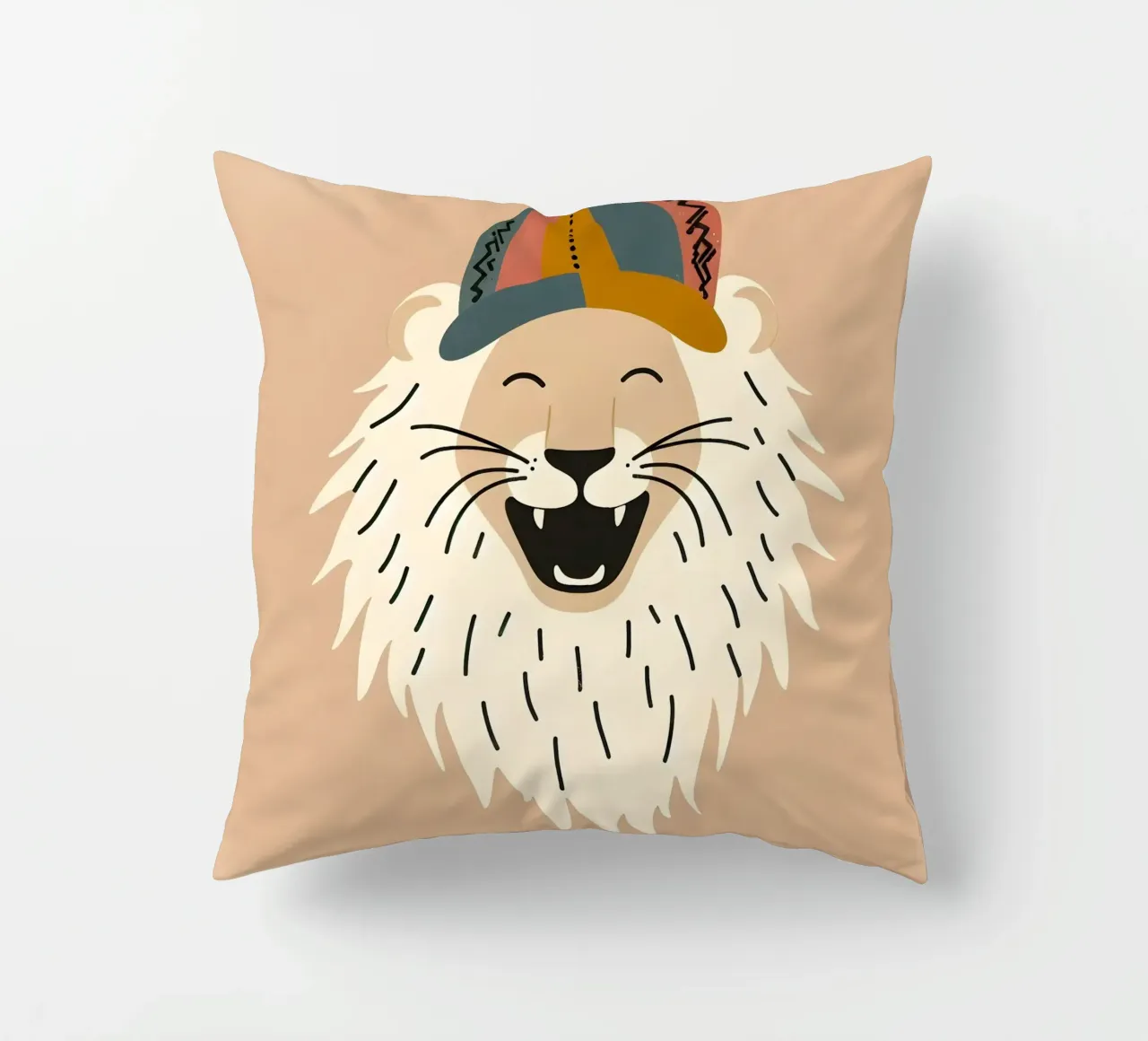 Leone boho felice con cappello cuscino da KANESYAARTS