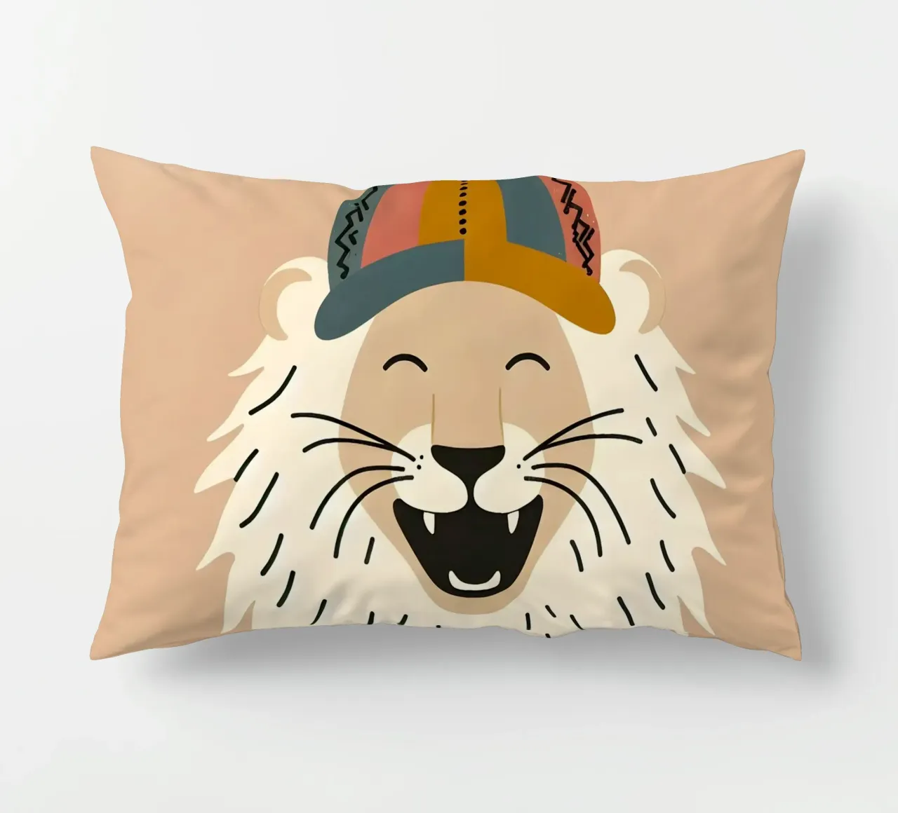 Leone boho felice con cappello cuscino da KANESYAARTS