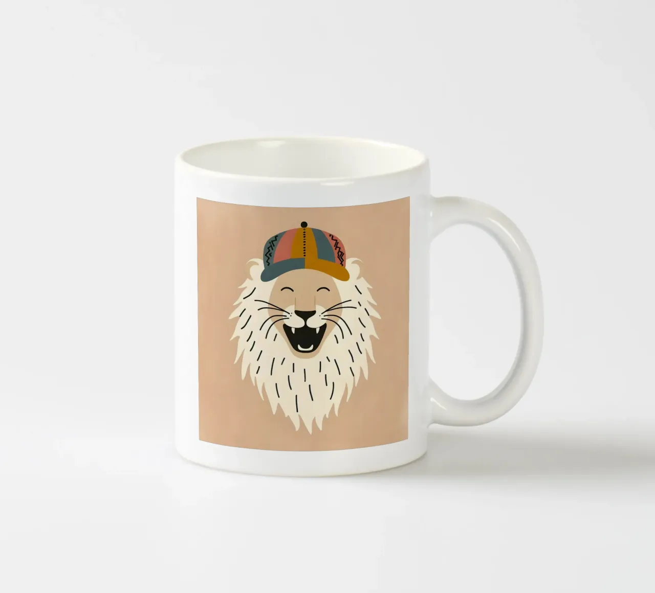 Leone boho felice con cappello tazza in ceramica da KANESYAARTS