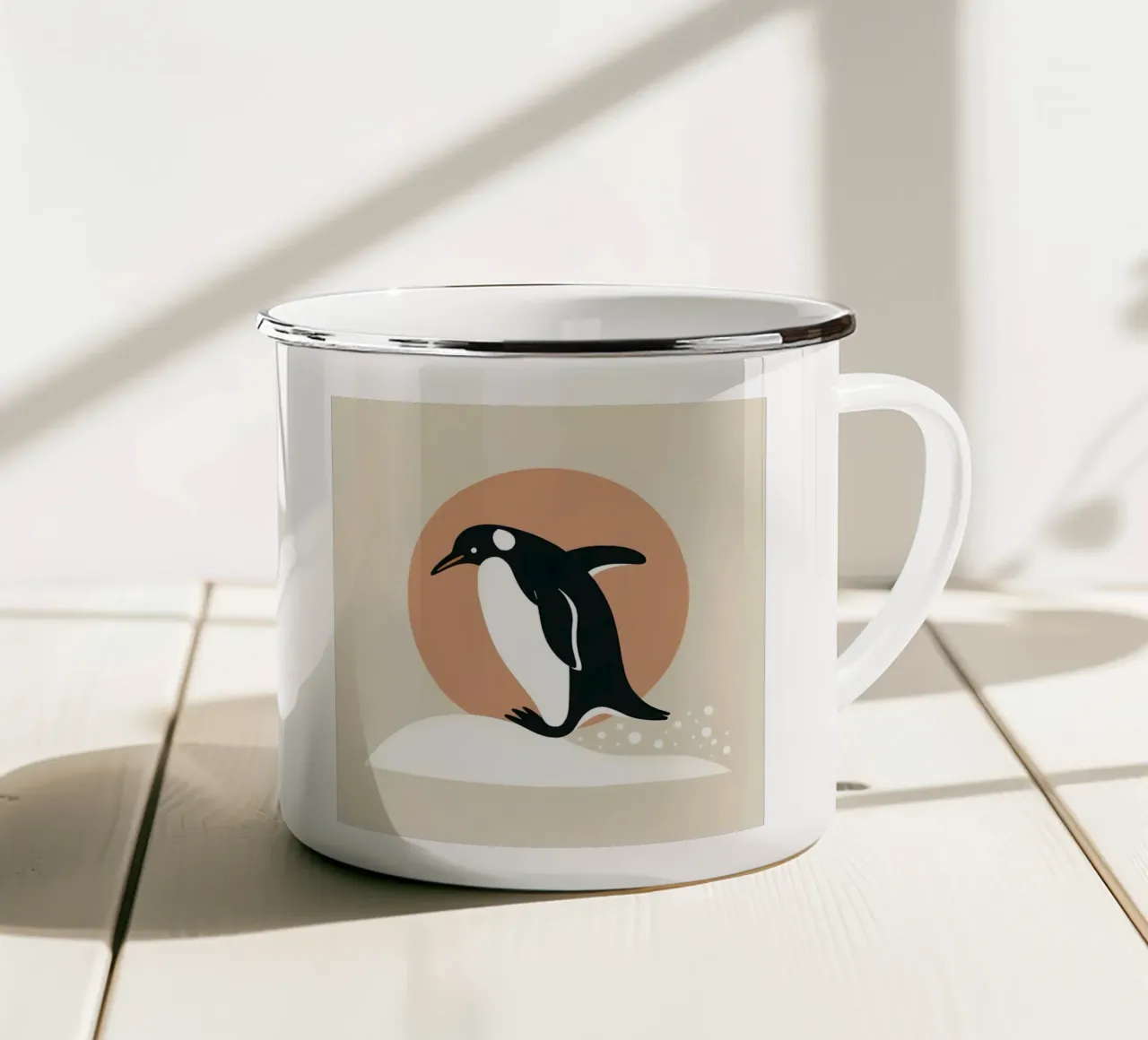 Pinguino felice che gioca nella neve tazza in smalto da KANESYAARTS
