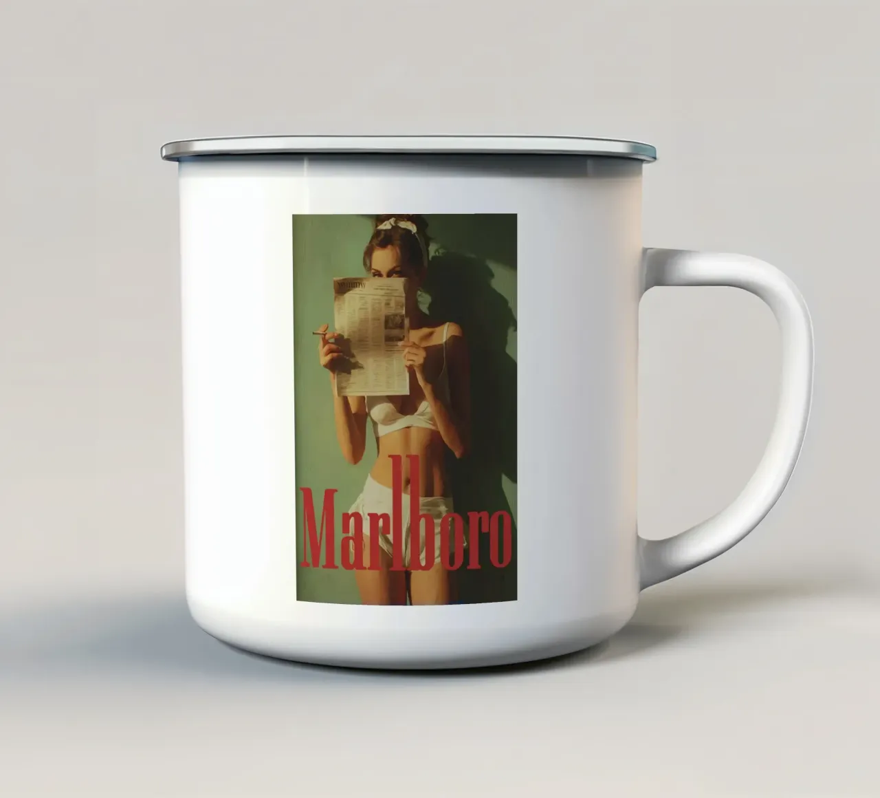 Ragazza in bikini tazza in smalto da hewitt shop