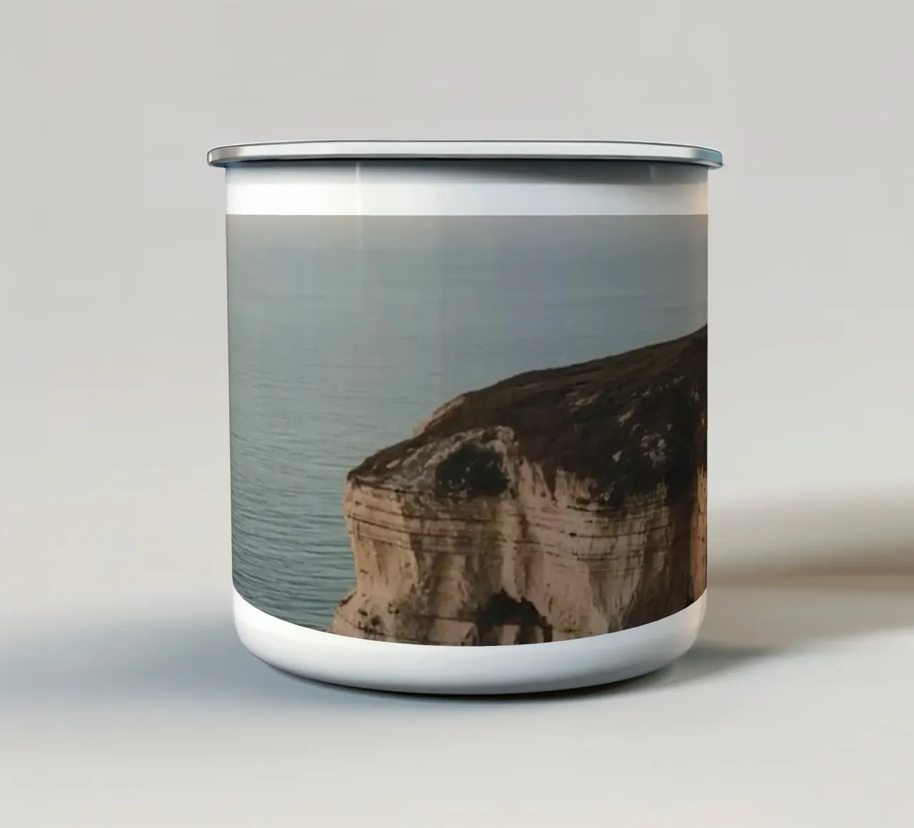 Scogliera costiera con vista sul mare tazza in smalto da DesignDoodle