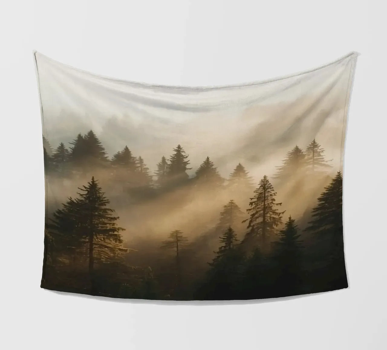 Foresta di conifere nella nebbia con raggi di sole coperta in pile da DesignDoodle