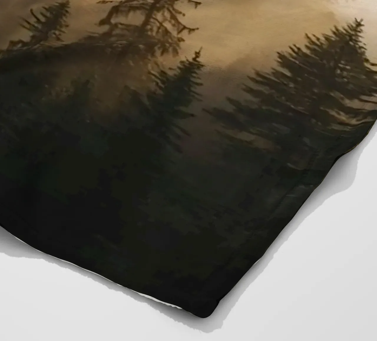Foresta di conifere nella nebbia con raggi di sole coperta in pile da DesignDoodle