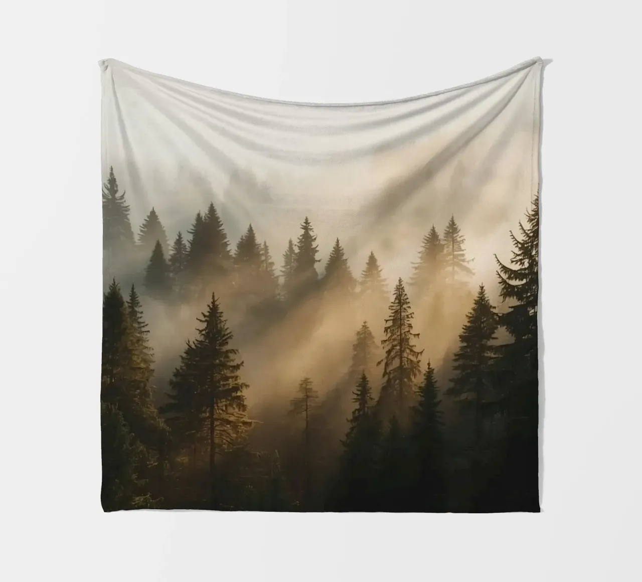 Foresta di conifere nella nebbia con raggi di sole coperta in pile da DesignDoodle