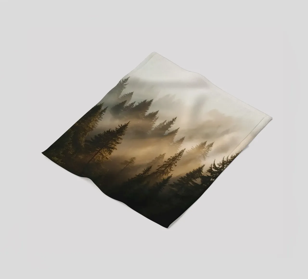 Foresta di conifere nella nebbia con raggi di sole coperta in pile da DesignDoodle