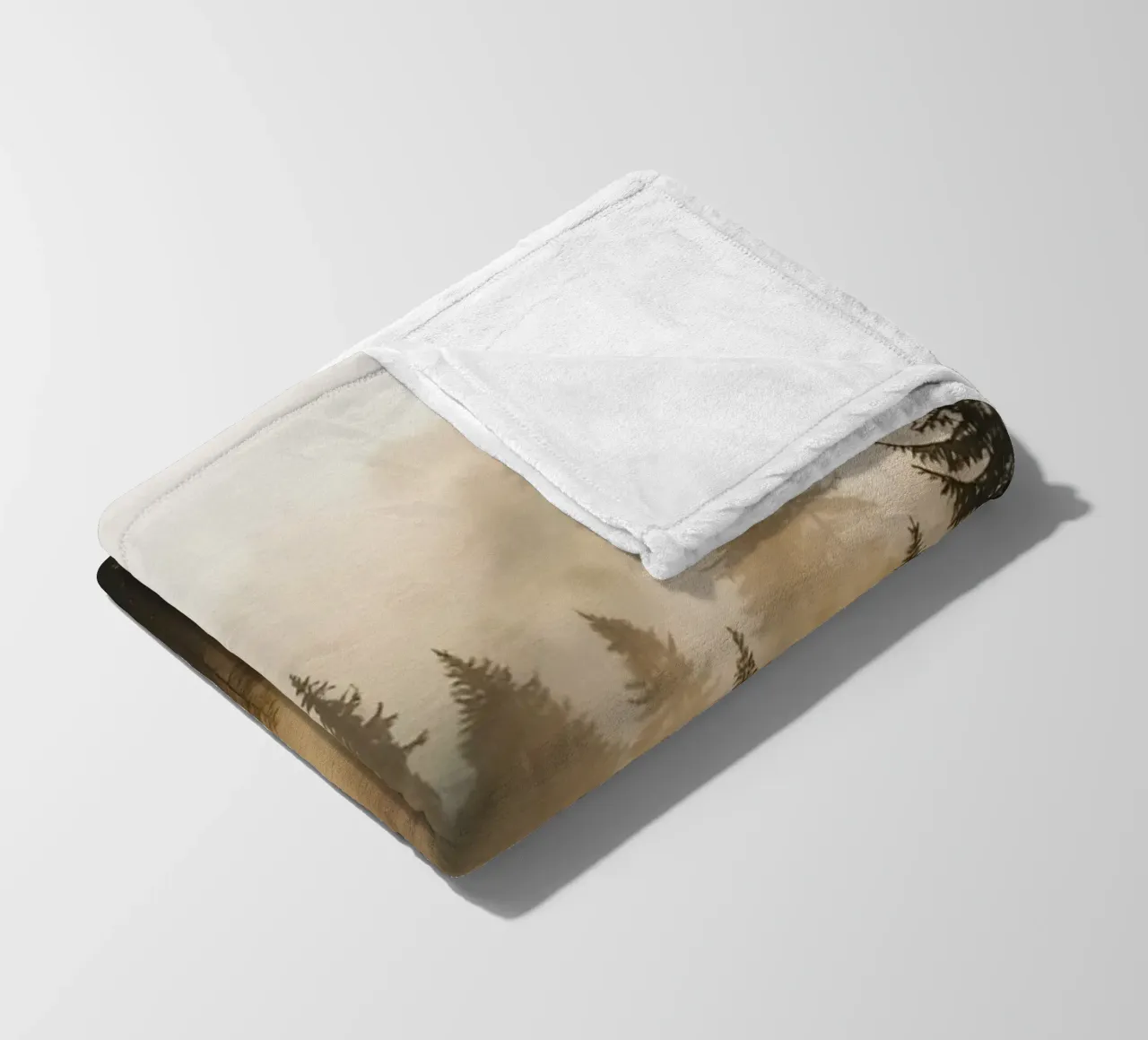 Foresta di conifere nella nebbia con raggi di sole coperta in pile da DesignDoodle