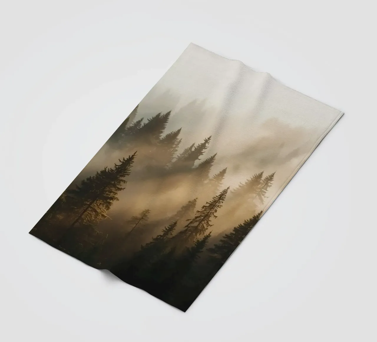 Foresta di conifere nella nebbia con raggi di sole coperta in pile da DesignDoodle