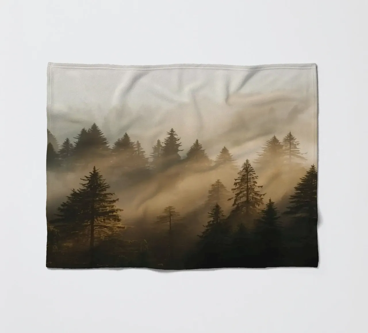 Foresta di conifere nella nebbia con raggi di sole coperta in pile da DesignDoodle