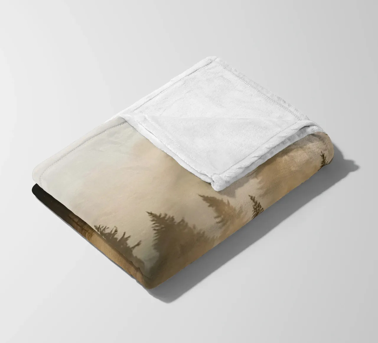 Foresta di conifere nella nebbia con raggi di sole coperta in pile da DesignDoodle