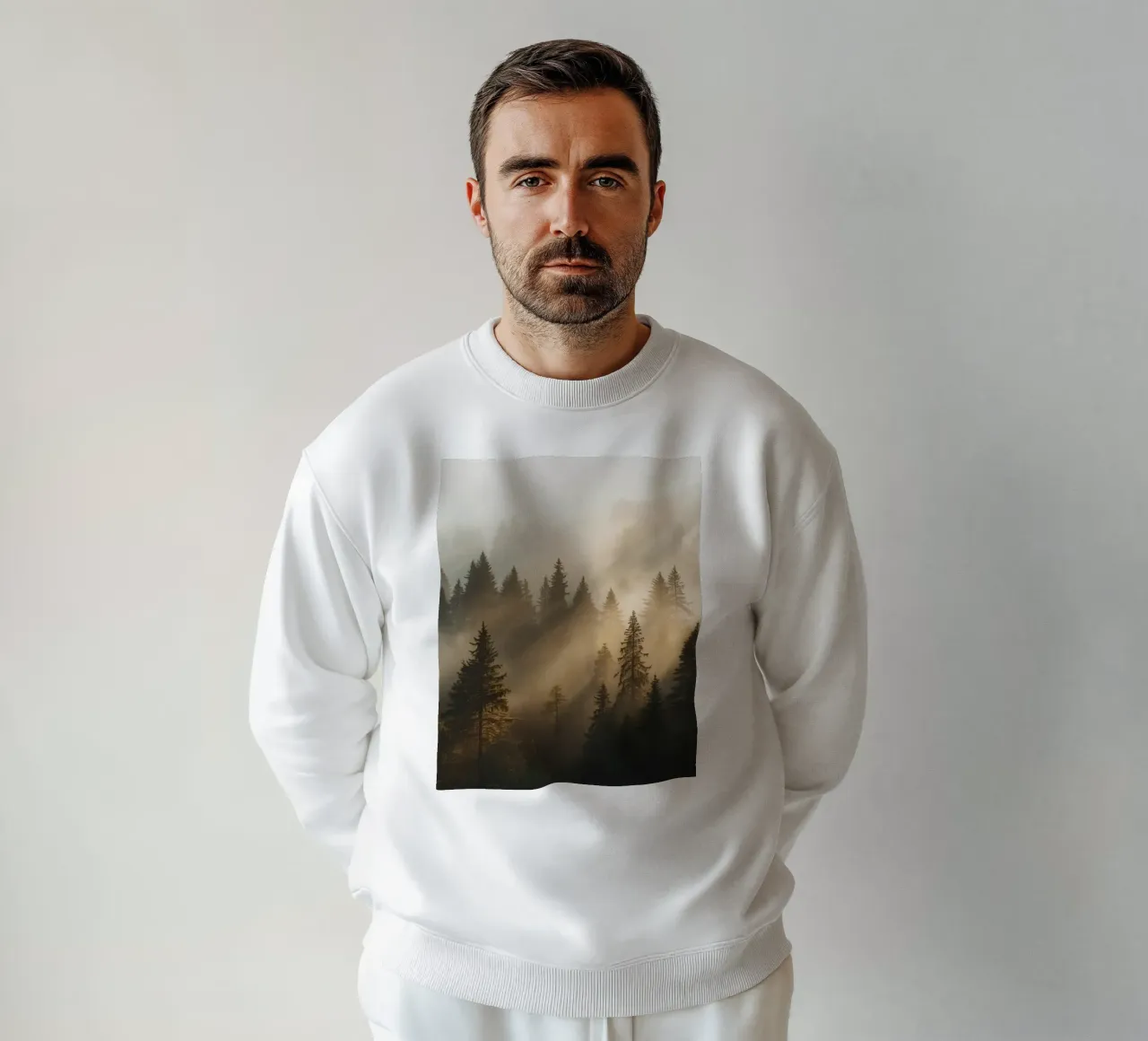 Foresta di conifere nella nebbia con raggi di sole felpa da DesignDoodle