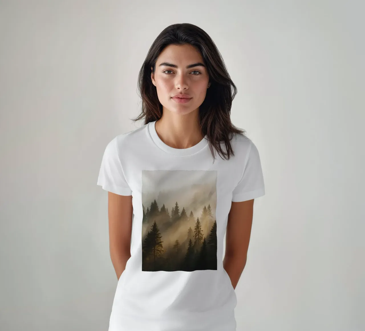 Foresta di conifere nella nebbia con raggi di sole t-shirt da DesignDoodle