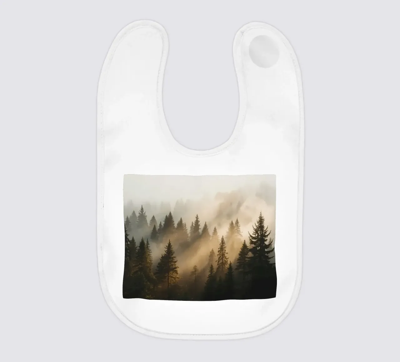 Foresta di conifere nella nebbia con raggi di sole bavaglino da DesignDoodle