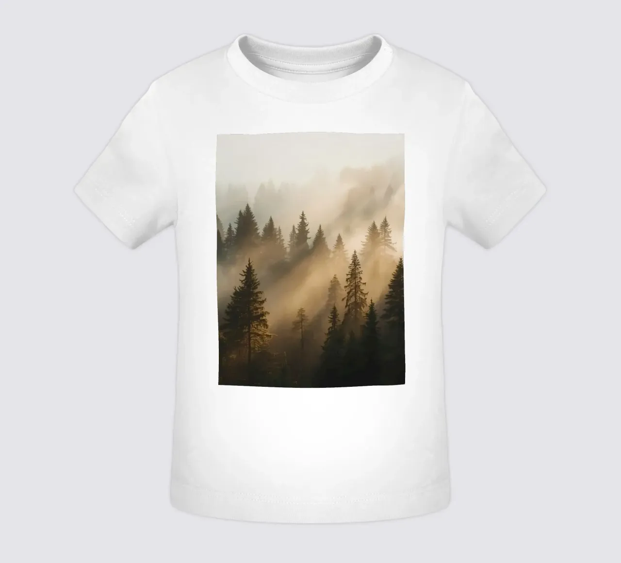 Foresta di conifere nella nebbia con raggi di sole maglietta neonato da DesignDoodle