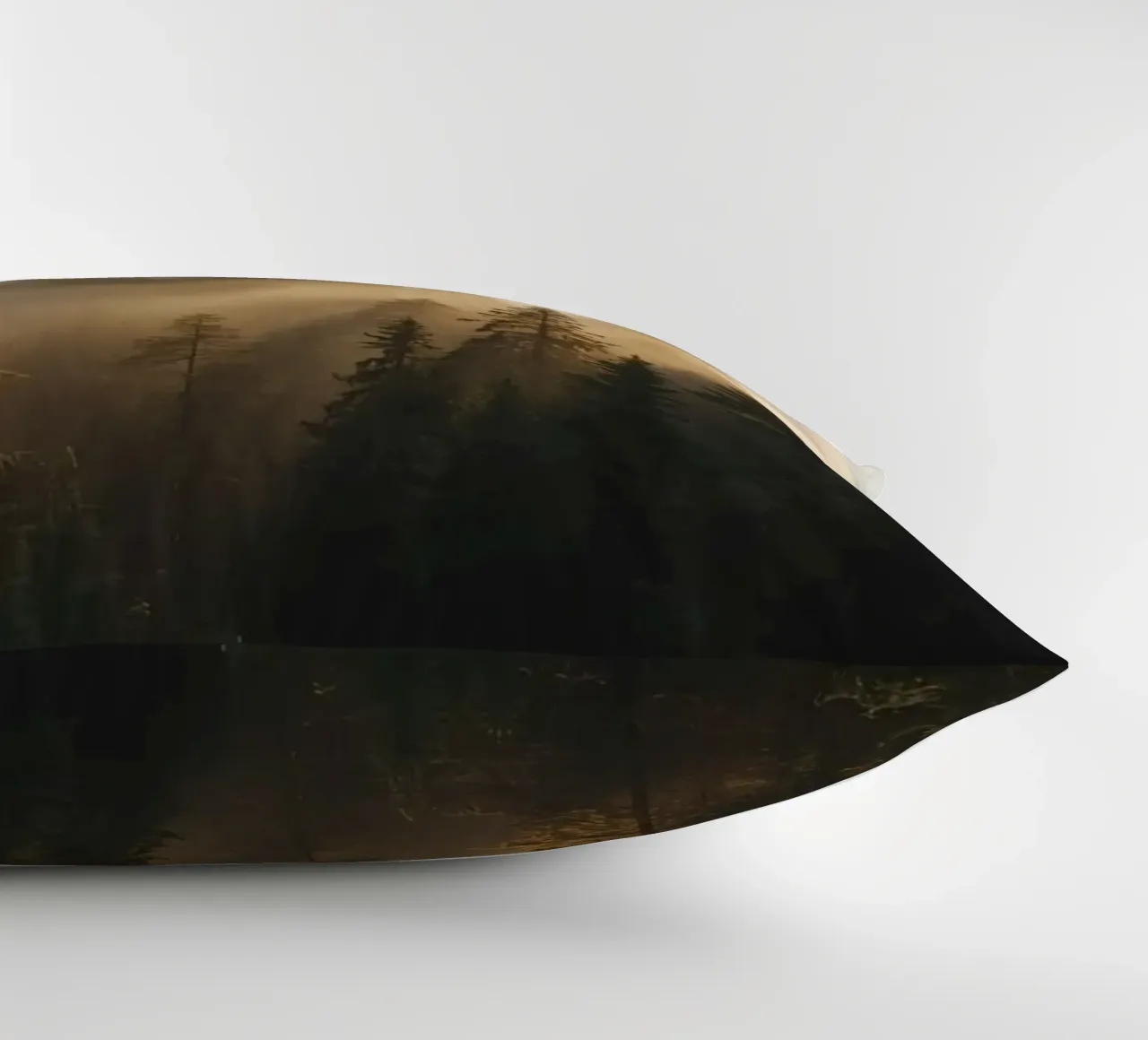 Foresta di conifere nella nebbia con raggi di sole cuscino da DesignDoodle
