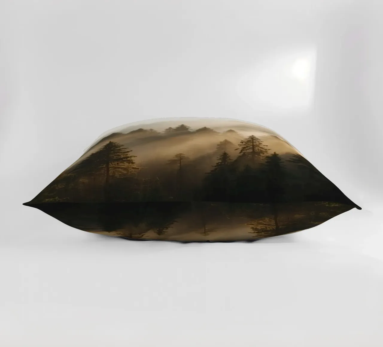Foresta di conifere nella nebbia con raggi di sole cuscino da DesignDoodle