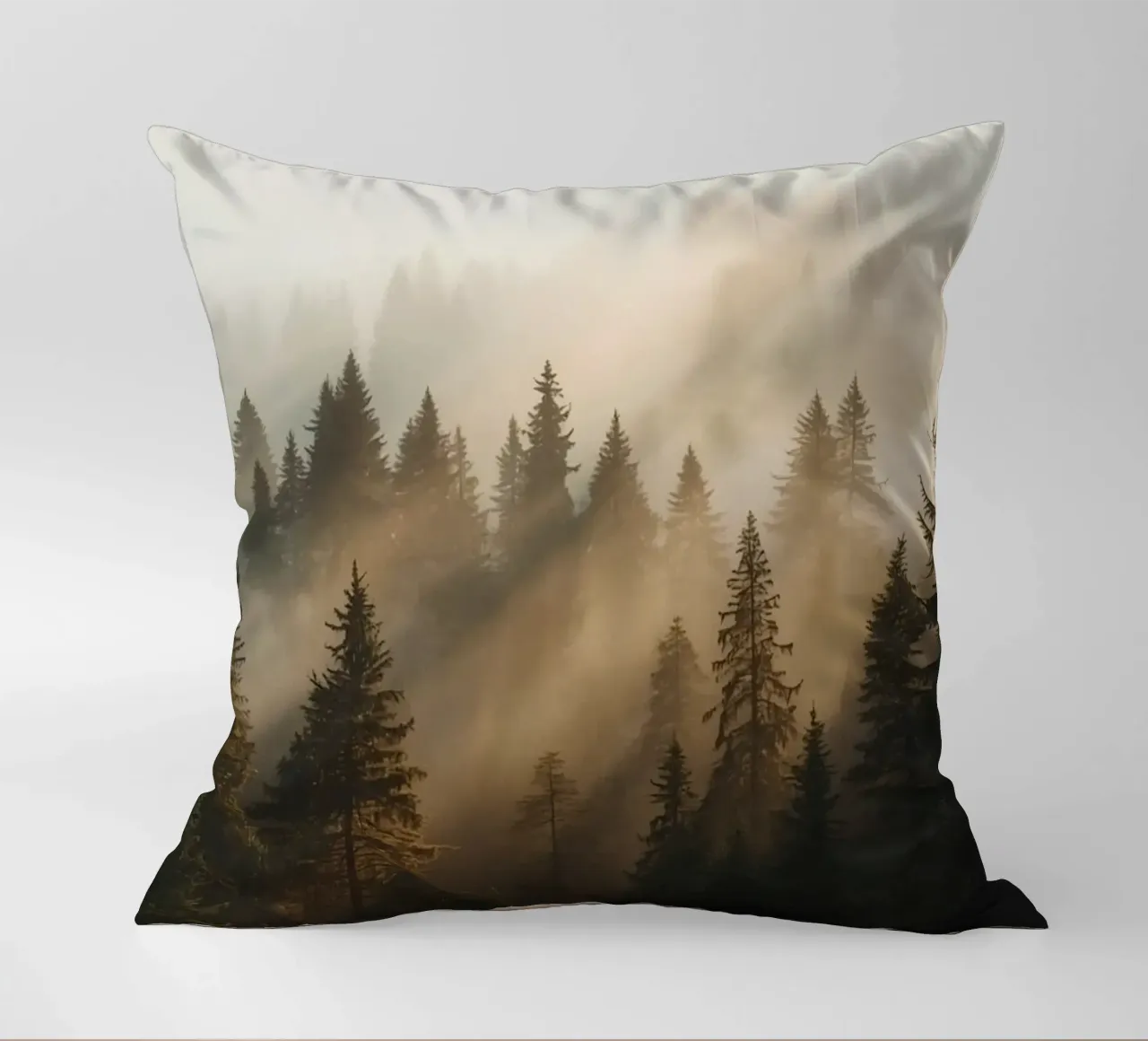 Foresta di conifere nella nebbia con raggi di sole cuscino da DesignDoodle