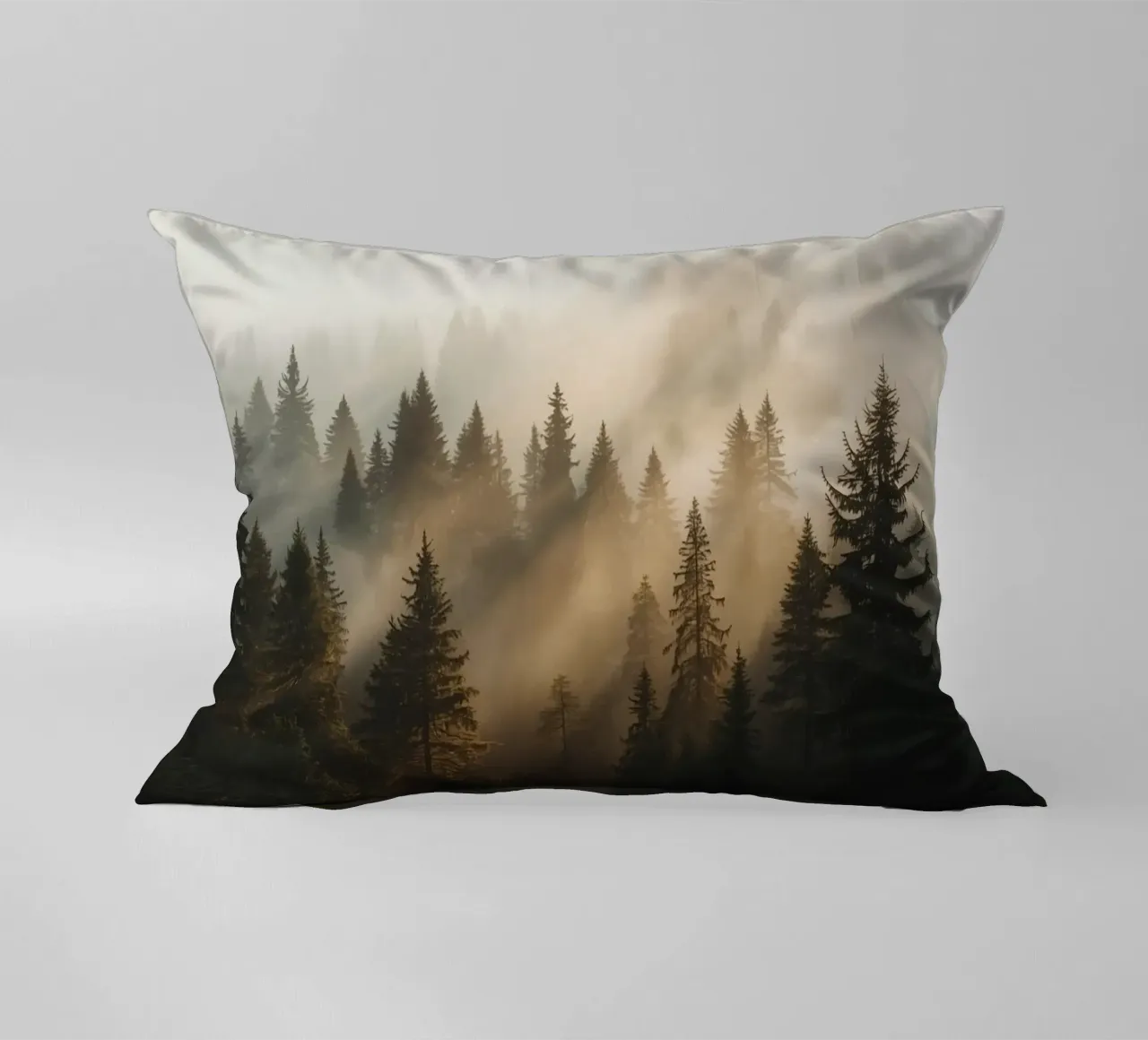 Foresta di conifere nella nebbia con raggi di sole cuscino da DesignDoodle