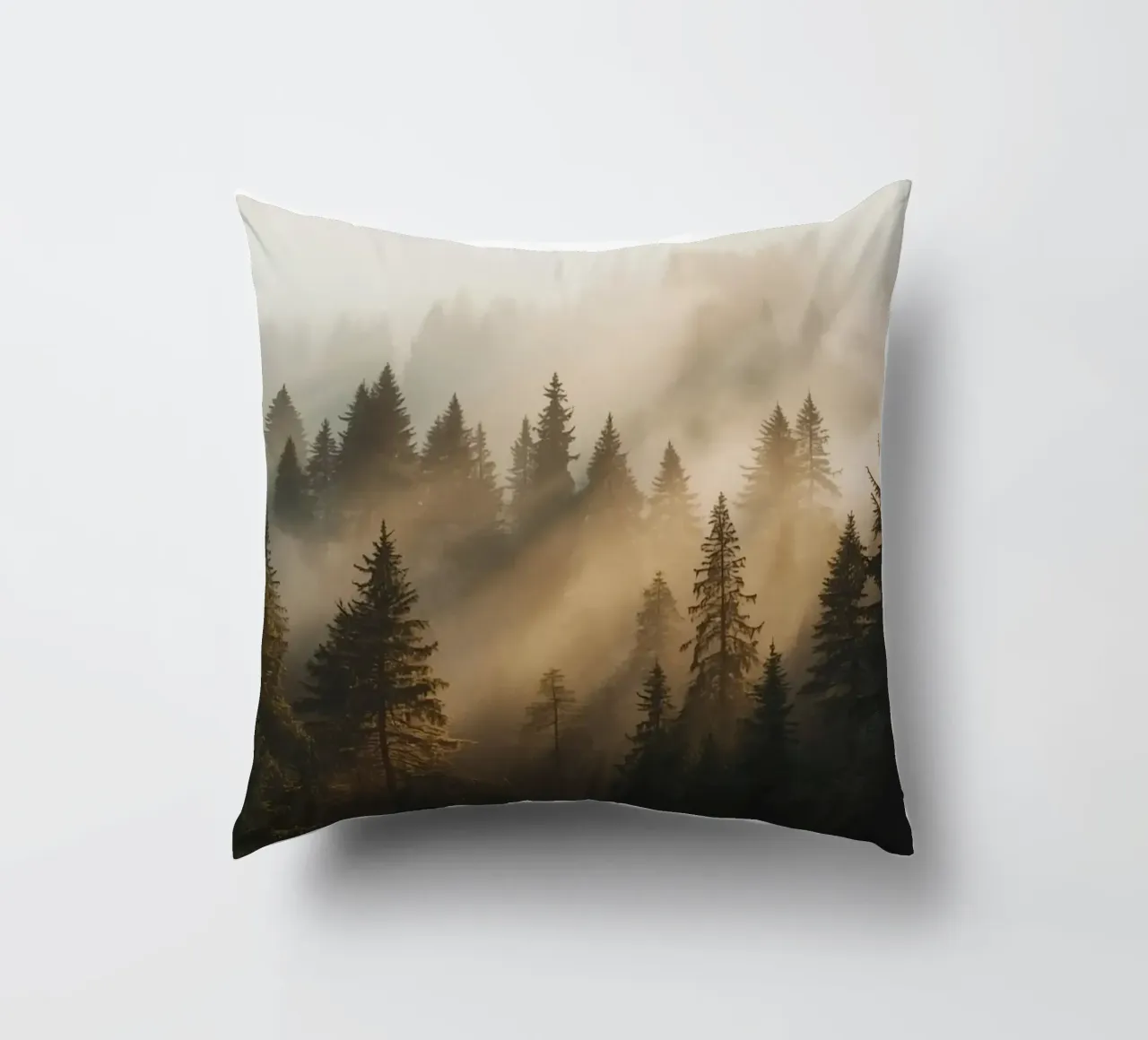 Foresta di conifere nella nebbia con raggi di sole cuscino da DesignDoodle