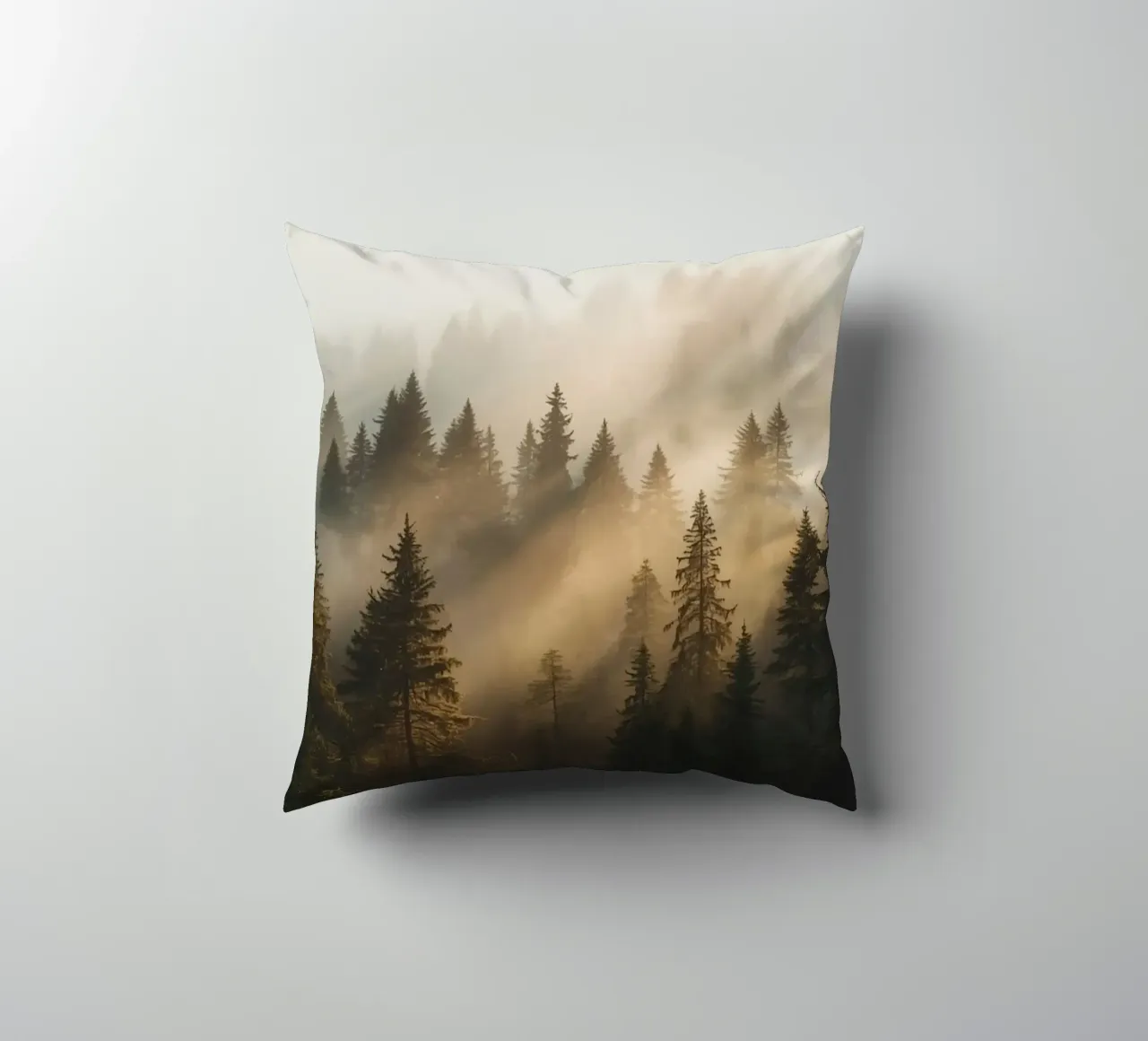 Foresta di conifere nella nebbia con raggi di sole cuscino da DesignDoodle