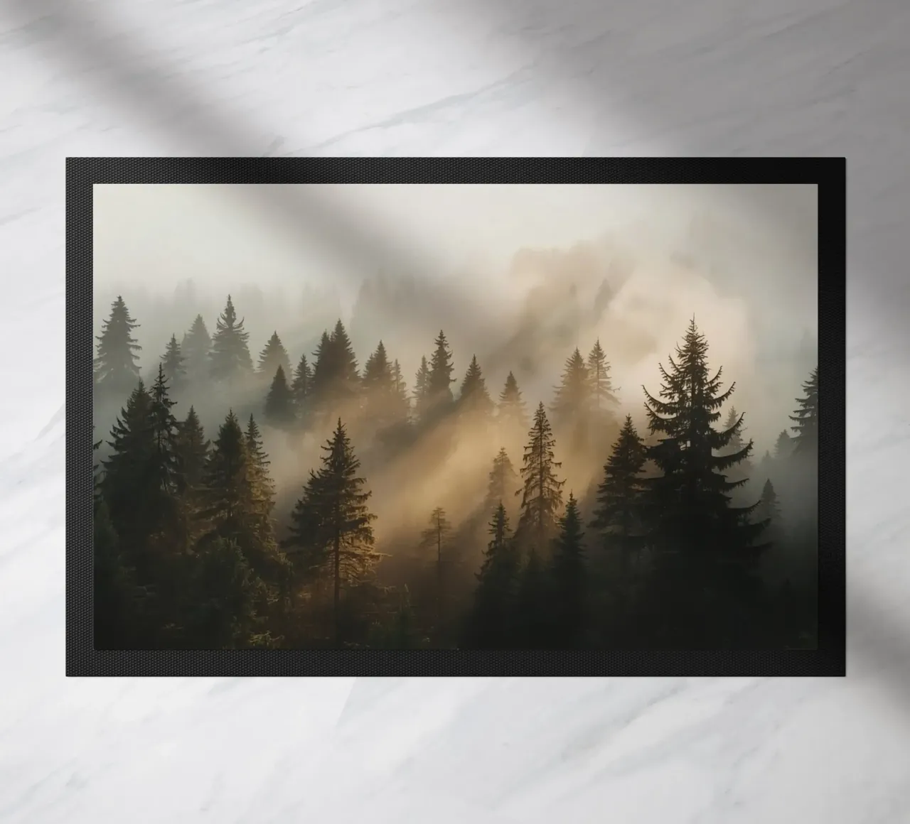 Foresta di conifere nella nebbia con raggi di sole zerbino da DesignDoodle