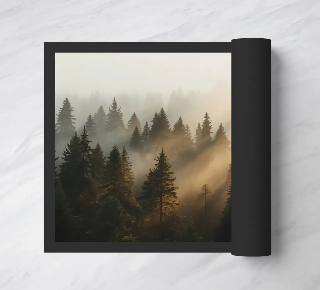 Foresta di conifere nella nebbia con raggi di sole zerbino da DesignDoodle
