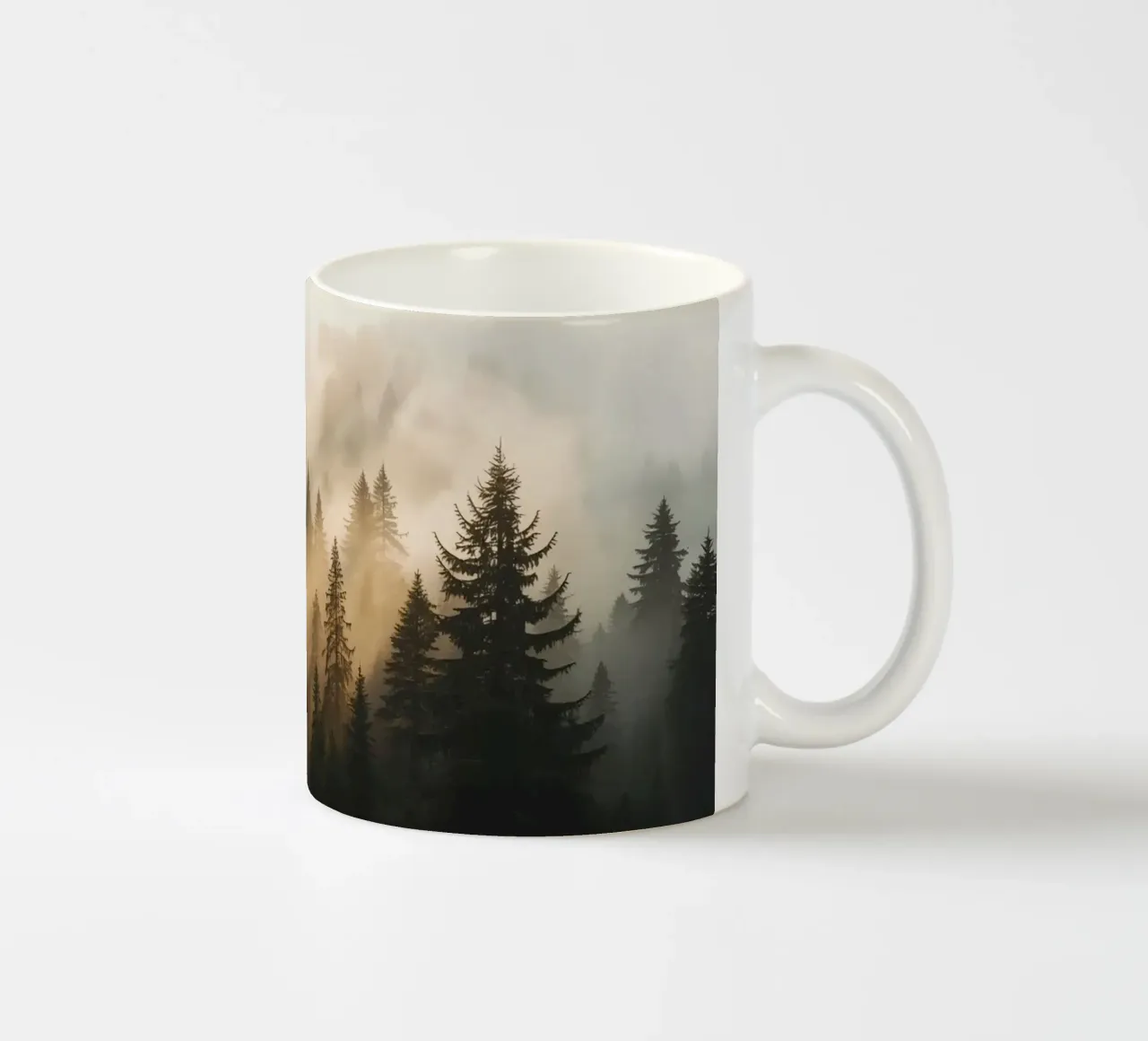 Foresta di conifere nella nebbia con raggi di sole tazza in ceramica da DesignDoodle