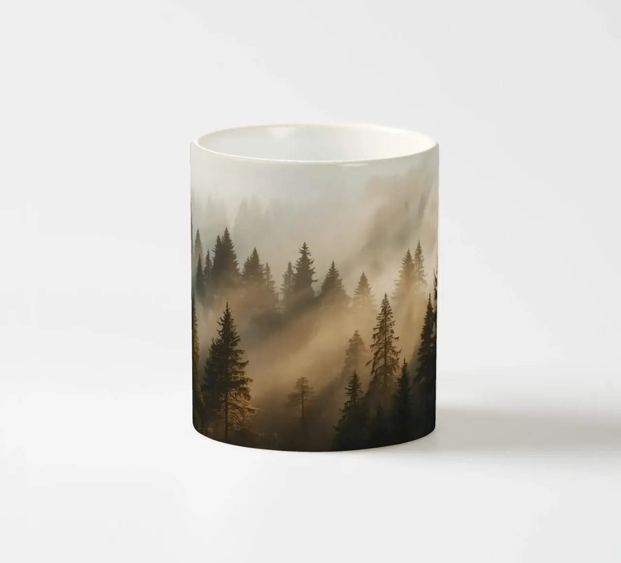 Foresta di conifere nella nebbia con raggi di sole tazza in ceramica da DesignDoodle