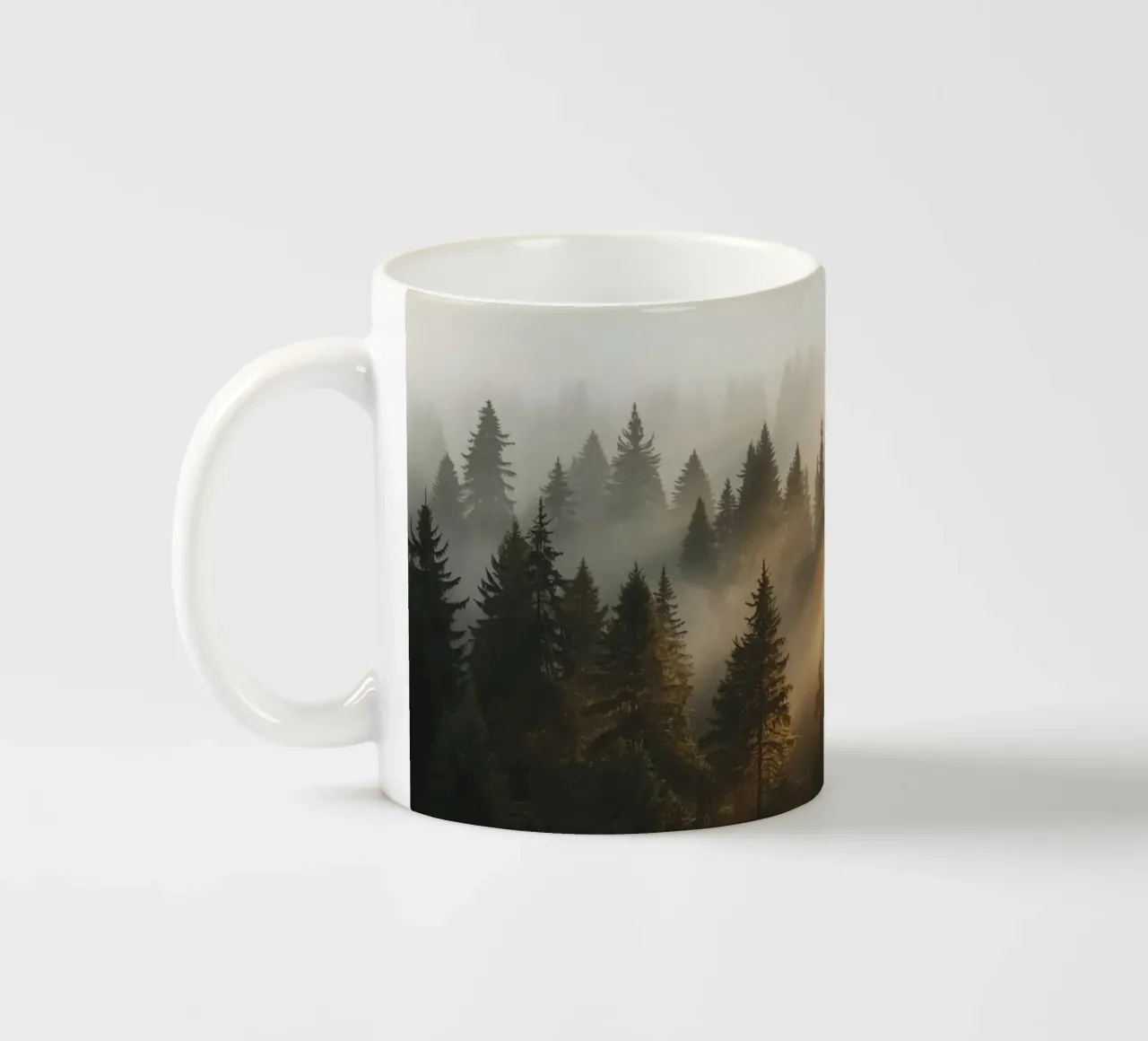 Foresta di conifere nella nebbia con raggi di sole tazza in ceramica da DesignDoodle