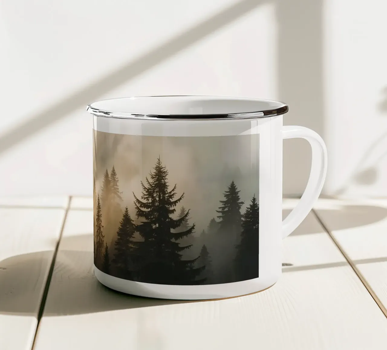 Foresta di conifere nella nebbia con raggi di sole tazza in smalto da DesignDoodle