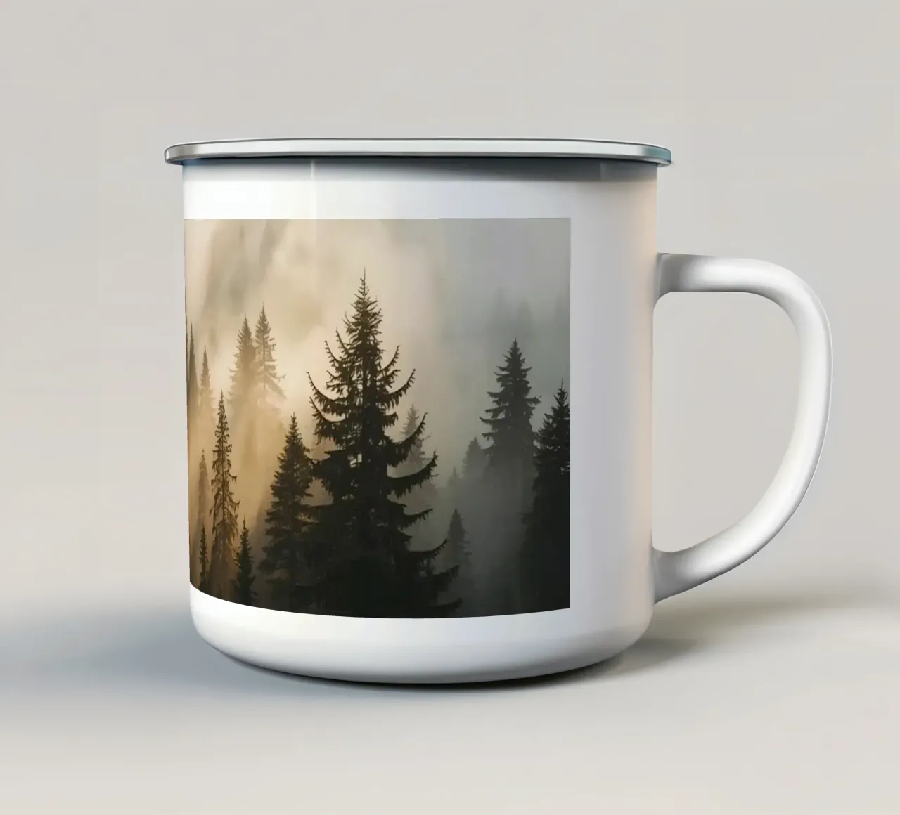 Foresta di conifere nella nebbia con raggi di sole tazza in smalto da DesignDoodle