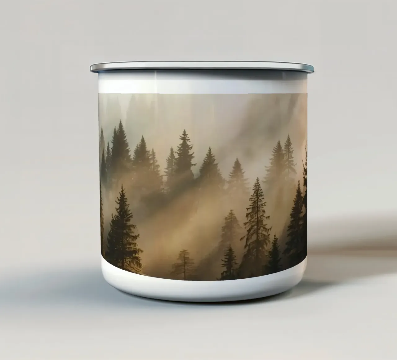 Foresta di conifere nella nebbia con raggi di sole tazza in smalto da DesignDoodle