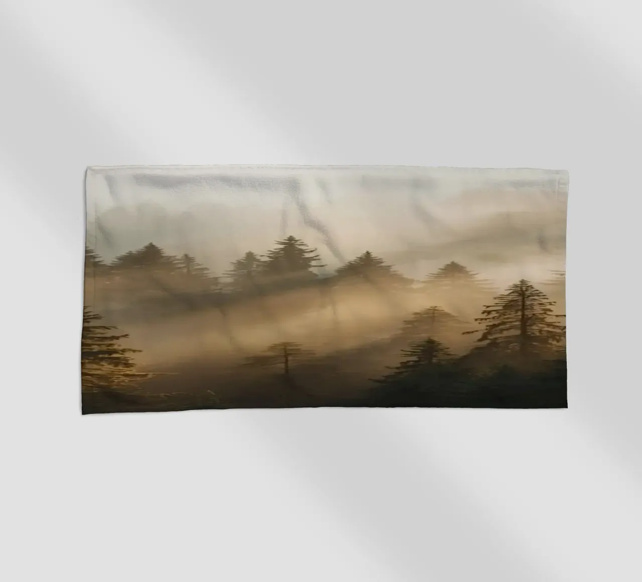 Foresta di conifere nella nebbia con raggi di sole telo mare da DesignDoodle
