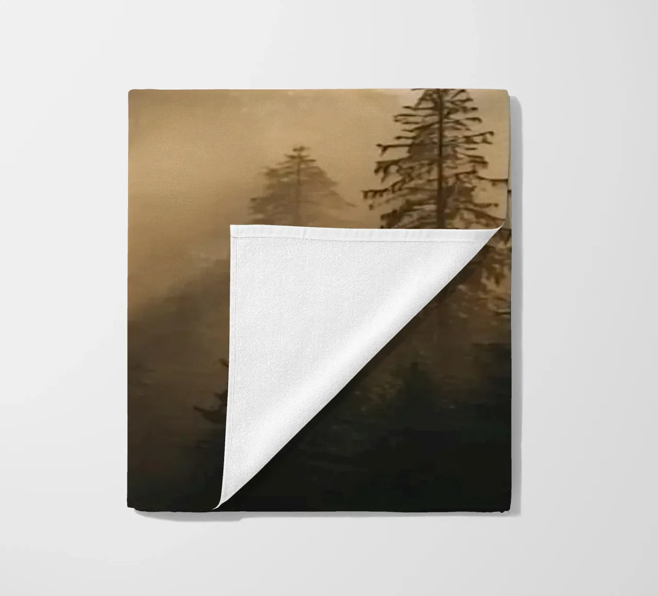 Foresta di conifere nella nebbia con raggi di sole telo mare da DesignDoodle