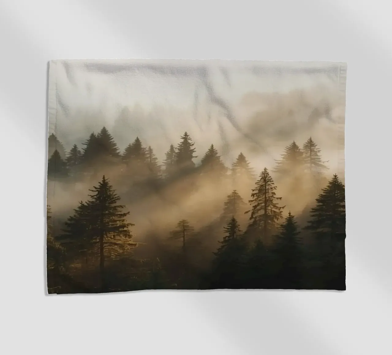 Foresta di conifere nella nebbia con raggi di sole telo mare da DesignDoodle