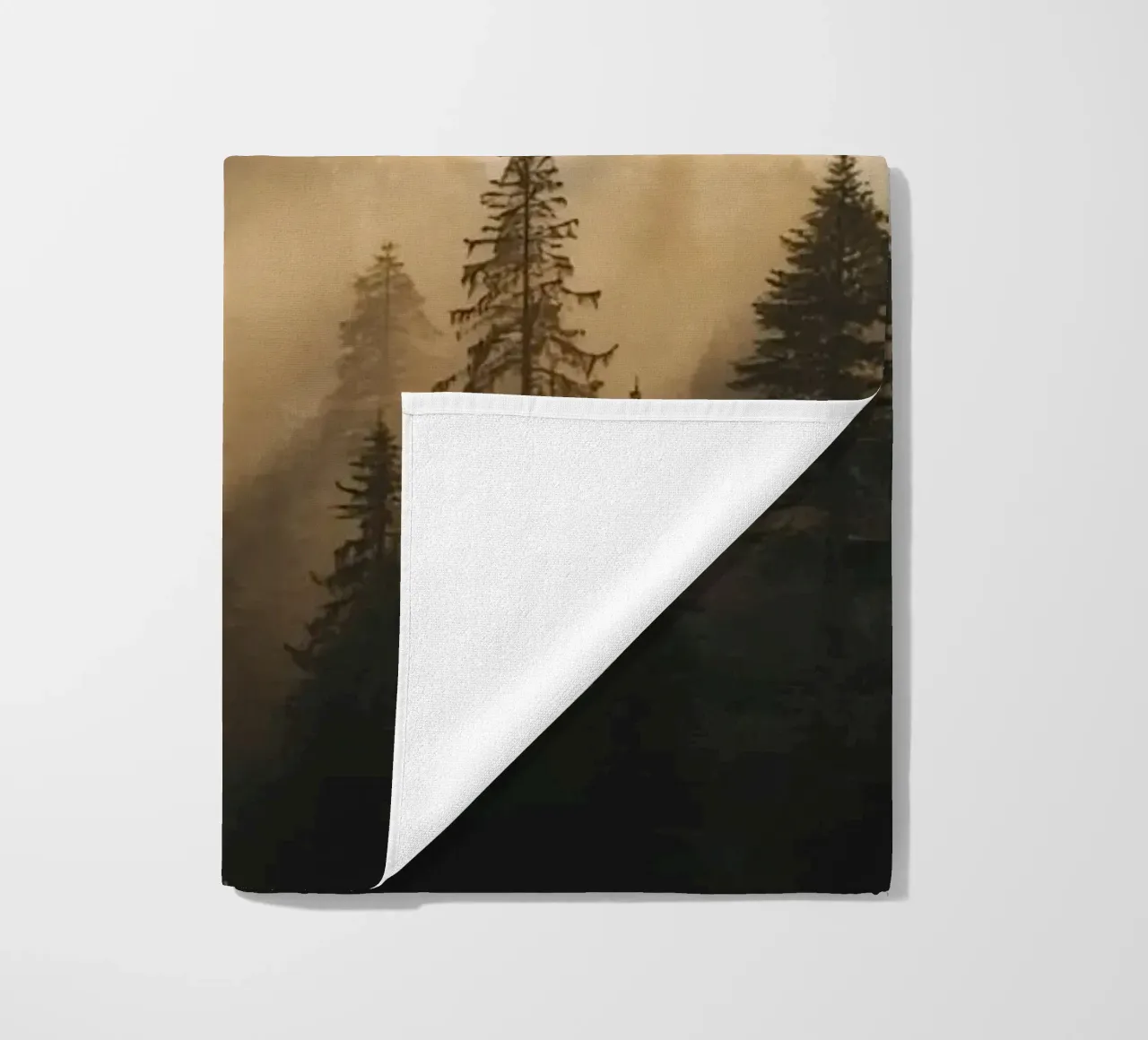 Foresta di conifere nella nebbia con raggi di sole telo mare da DesignDoodle
