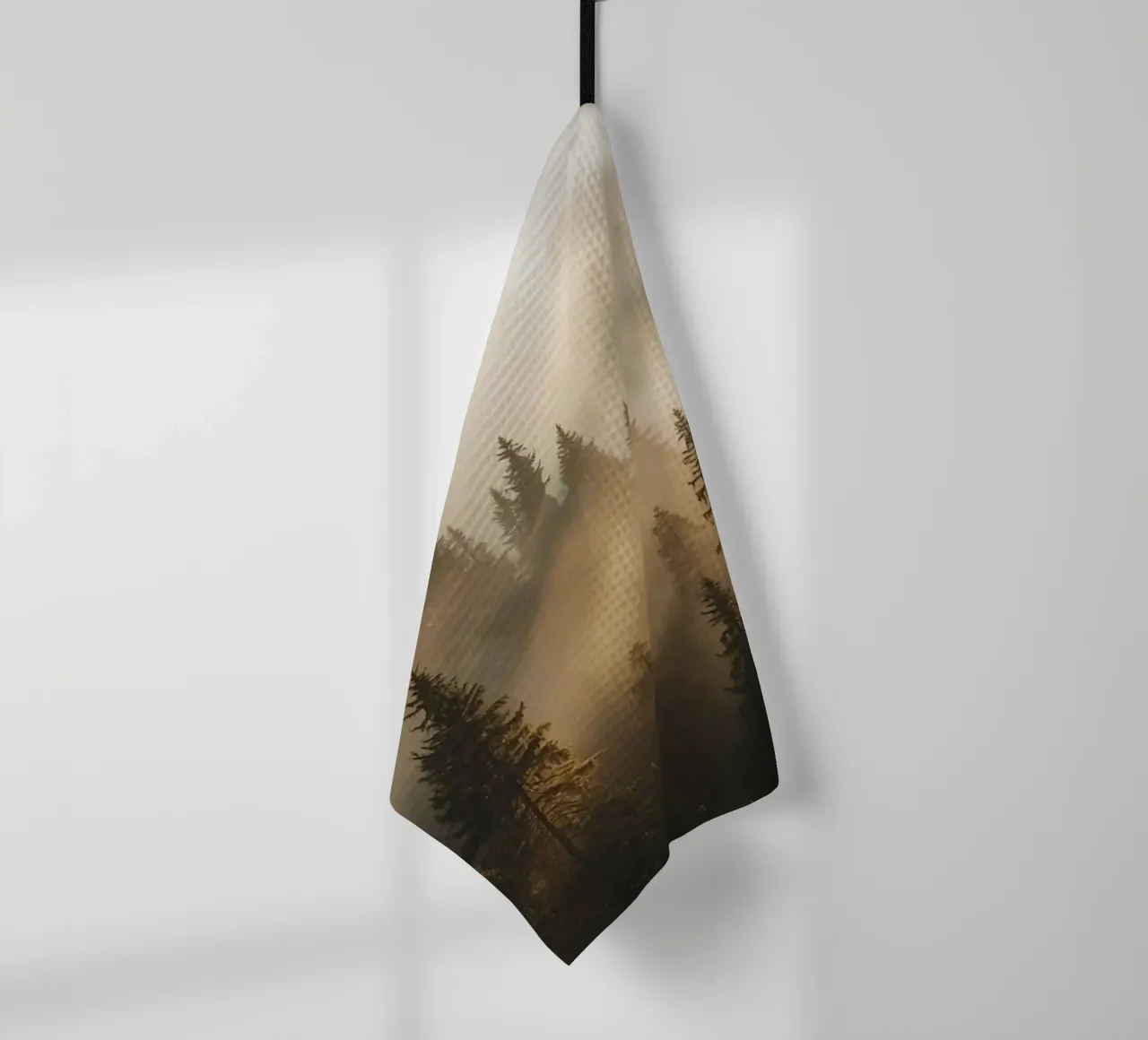 Foresta di conifere nella nebbia con raggi di sole canovaccio da cucina da DesignDoodle
