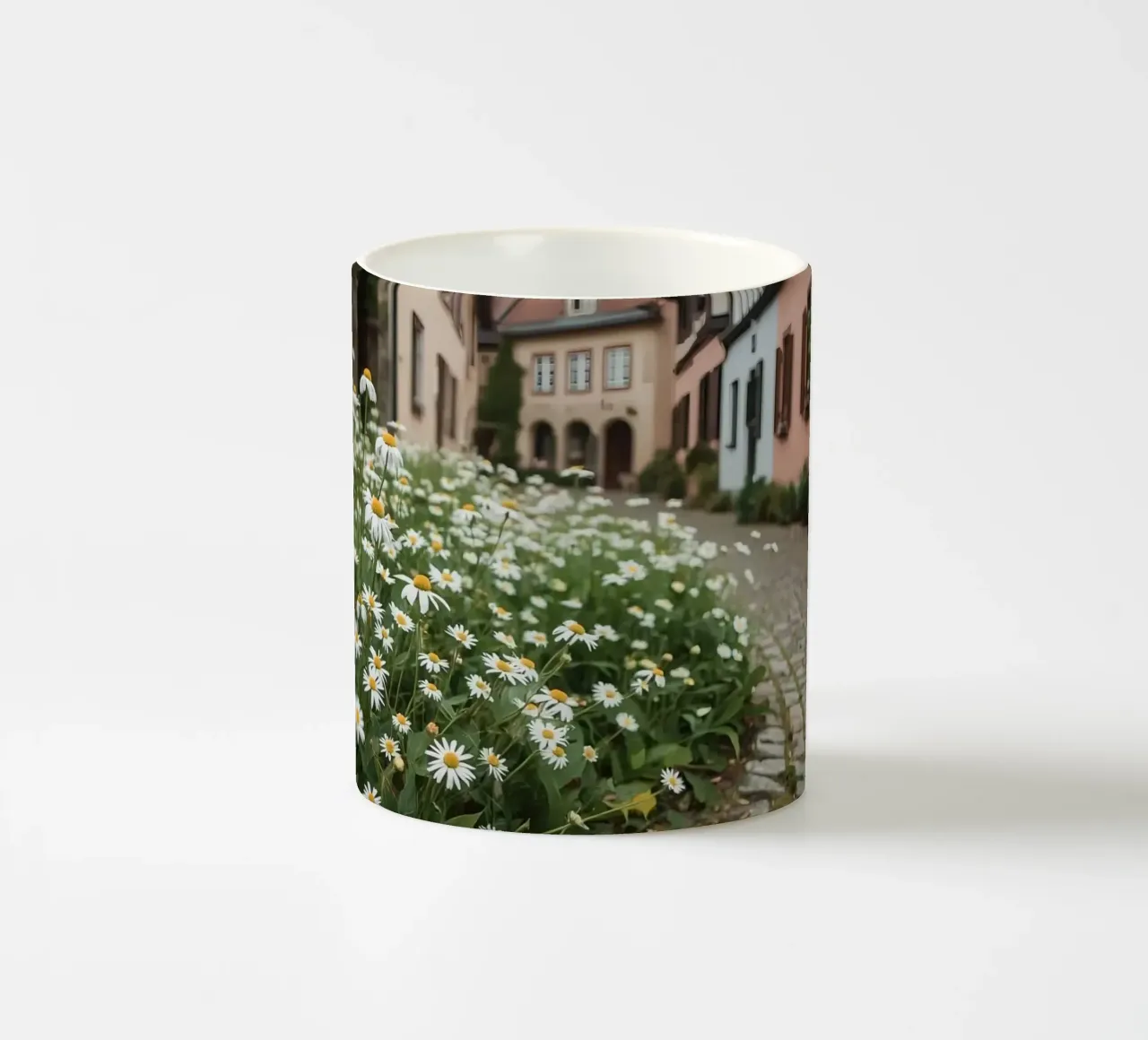 Margherite lungo una strada acciottolata con edifici tazza in ceramica da DesignDoodle