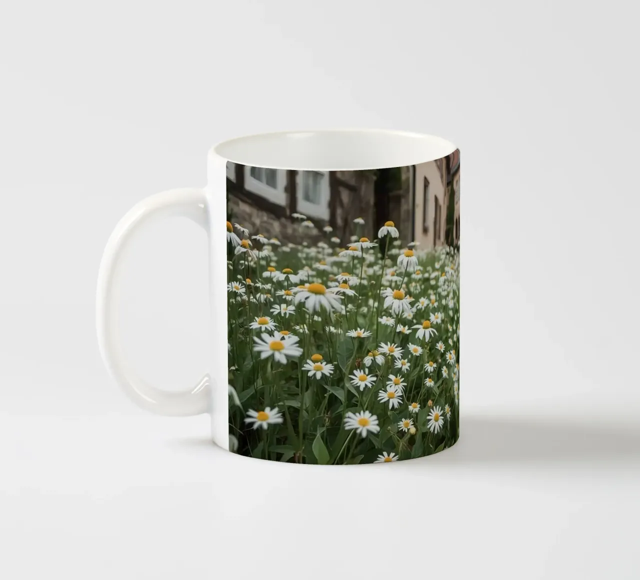 Margherite lungo una strada acciottolata con edifici tazza in ceramica da DesignDoodle