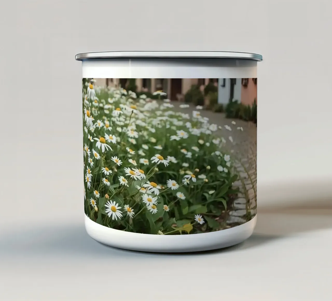 Margherite lungo una strada acciottolata con edifici tazza in smalto da DesignDoodle